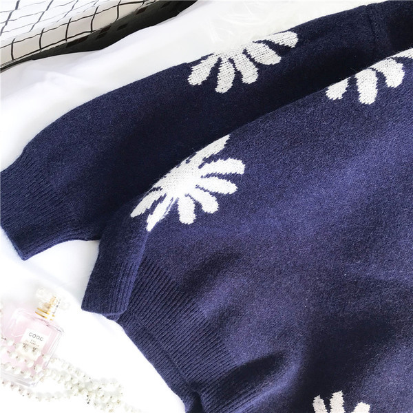 Γυναικείο πλεκτό πουλόβερ με λουλουδάτο μοτίβο και οβάλ ντεκολτέ