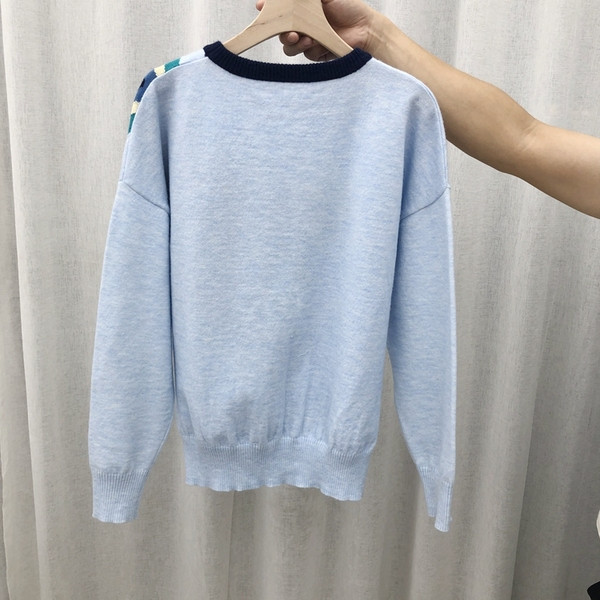 Γυναικείο λεπτό πλεκτό πουλόβερ με οβάλ ντεκολτέ και μακριά μανίκια