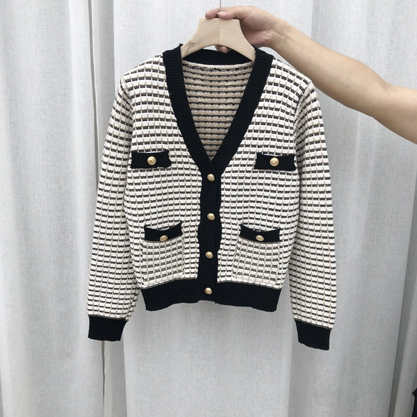 Дамска ежедневна жилетка с шпиц деколте и джобове 