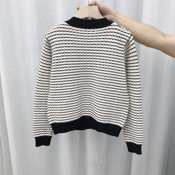 Дамска ежедневна жилетка с шпиц деколте и джобове 