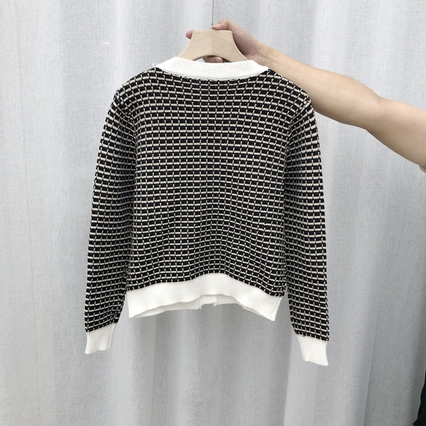 Дамска ежедневна жилетка с шпиц деколте и джобове 