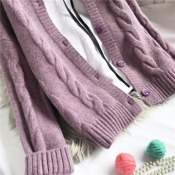 Naiste kootud vest - ovaalse dekoltee ja nööpidega