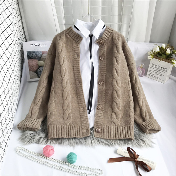 Naiste kootud vest - ovaalse dekoltee ja nööpidega