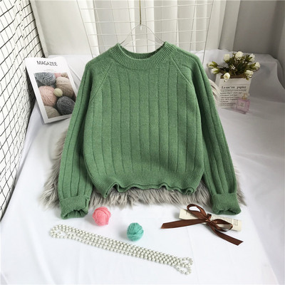 Μοντέρνο γυναικείο πουλόβερ  με οβάλ ντεκολτέ και μακριά μανίκια