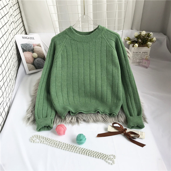 Μοντέρνο γυναικείο πουλόβερ  με οβάλ ντεκολτέ και μακριά μανίκια