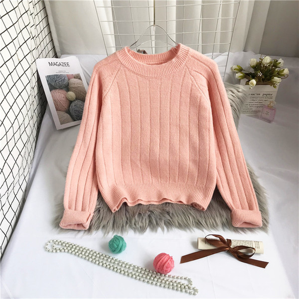 Μοντέρνο γυναικείο πουλόβερ  με οβάλ ντεκολτέ και μακριά μανίκια