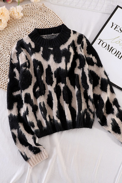 Leopardimustri ja madala kraega naiste kampsun