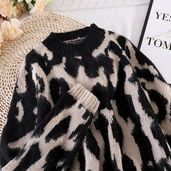 Leopardimustri ja madala kraega naiste kampsun