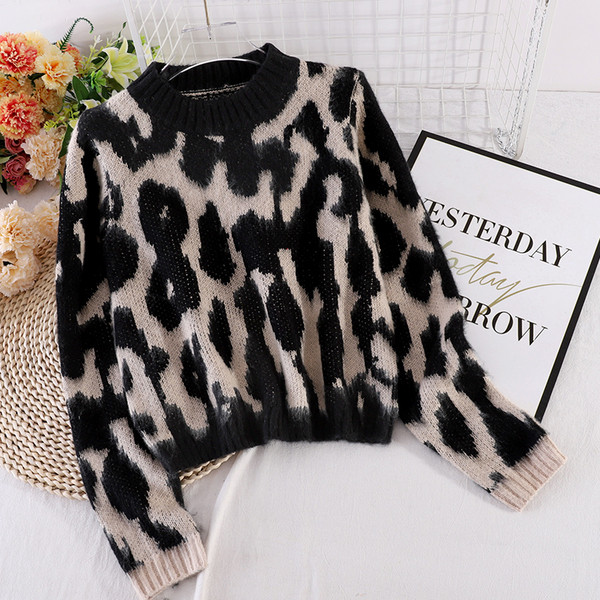 Leopardimustri ja madala kraega naiste kampsun