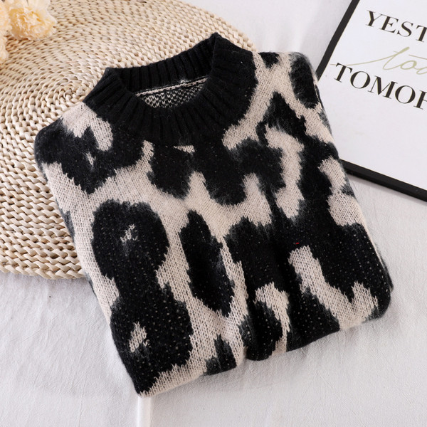 Leopardimustri ja madala kraega naiste kampsun