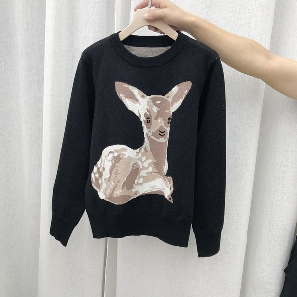 Γυναικείο μοντέρνο πουλόβερ με οβάλ λαιμόκοψη σε μαύρο χρώμα