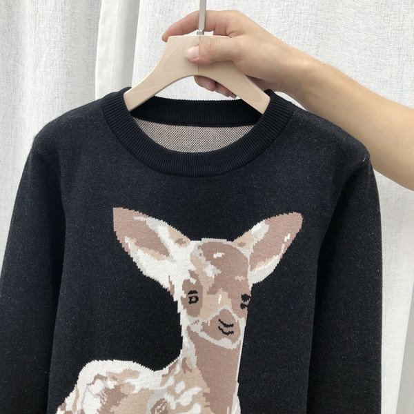 Γυναικείο μοντέρνο πουλόβερ με οβάλ λαιμόκοψη σε μαύρο χρώμα