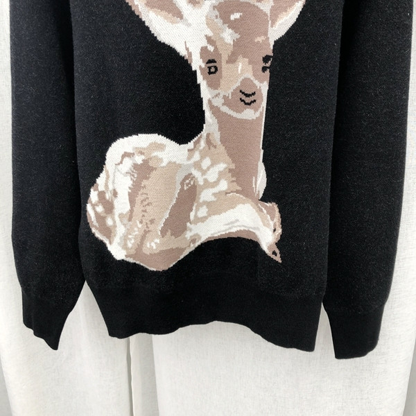 Γυναικείο μοντέρνο πουλόβερ με οβάλ λαιμόκοψη σε μαύρο χρώμα