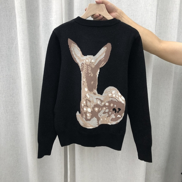 Γυναικείο μοντέρνο πουλόβερ με οβάλ λαιμόκοψη σε μαύρο χρώμα