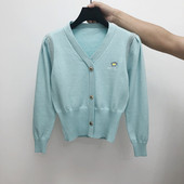 Õhukesest kudumisest tikandiga naiste kampsun