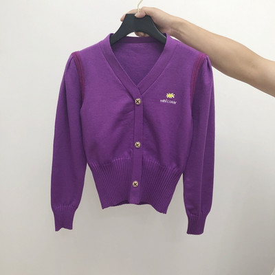 Õhukesest kudumisest tikandiga naiste kampsun