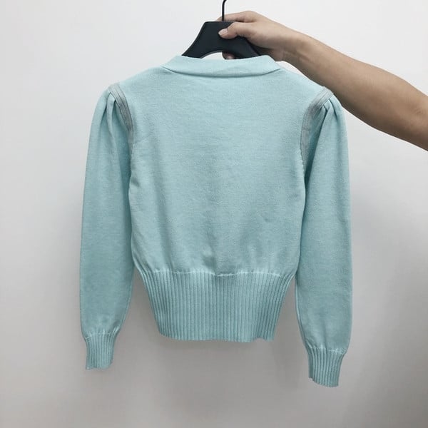 Õhukesest kudumisest tikandiga naiste kampsun