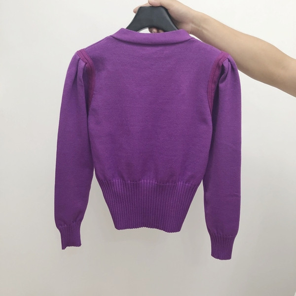 Õhukesest kudumisest tikandiga naiste kampsun