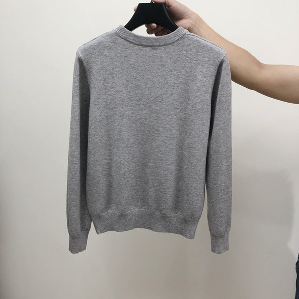 Γυναικείο πουλόβερ με οβάλ λαιμόκοψη και χρωματική επιγραφή