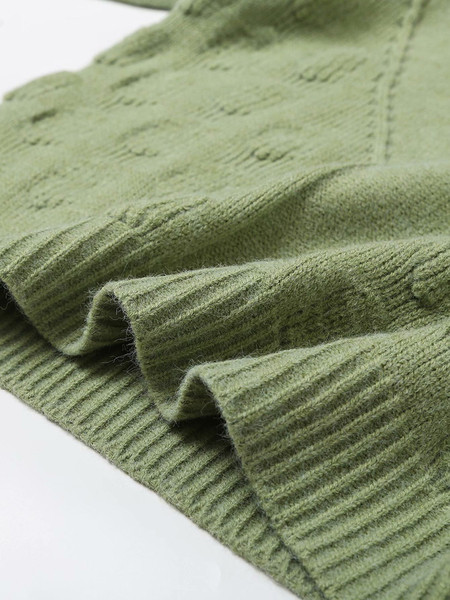 Γυναικείο πουλόβερ με ανάγλυφο πλεκτό και οβάλ ντεκολτέ