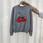 Γυναικείο πουλόβερ με απλικέ χρώμα και οβάλ ντεκολτέ