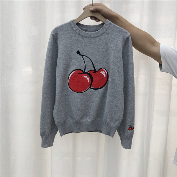 Γυναικείο πουλόβερ με απλικέ χρώμα και οβάλ ντεκολτέ