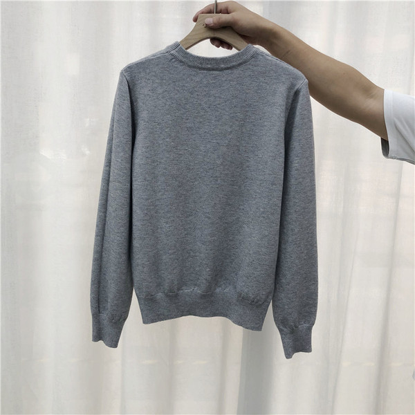 Γυναικείο πουλόβερ με απλικέ χρώμα και οβάλ ντεκολτέ