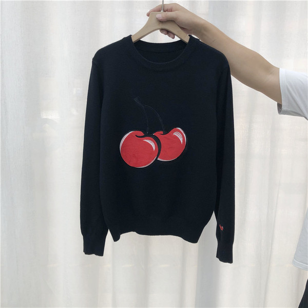 Γυναικείο πουλόβερ με απλικέ χρώμα και οβάλ ντεκολτέ