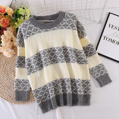 Πλεκτό γυναικείο πουλόβερ με οβάλ ντεκολτέ