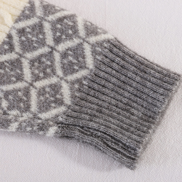 Kootud naiste vabaaja kampsun ovaalse kaelusega