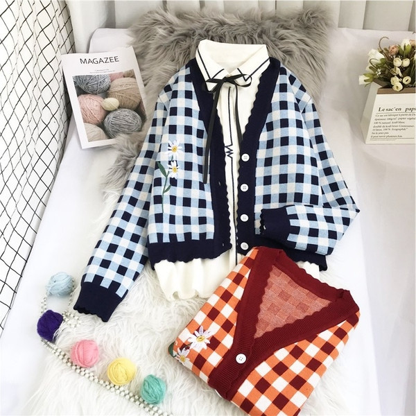 Дамска карирана жилетка с копчета -подходящ за зимата