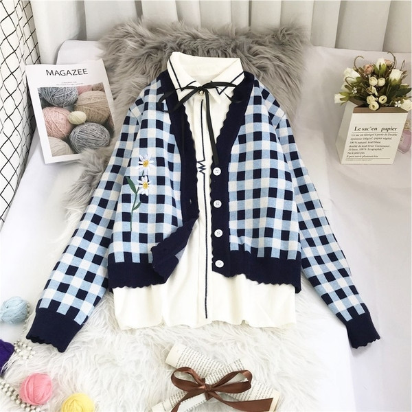 Дамска карирана жилетка с копчета -подходящ за зимата