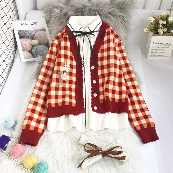 Дамска карирана жилетка с копчета -подходящ за зимата