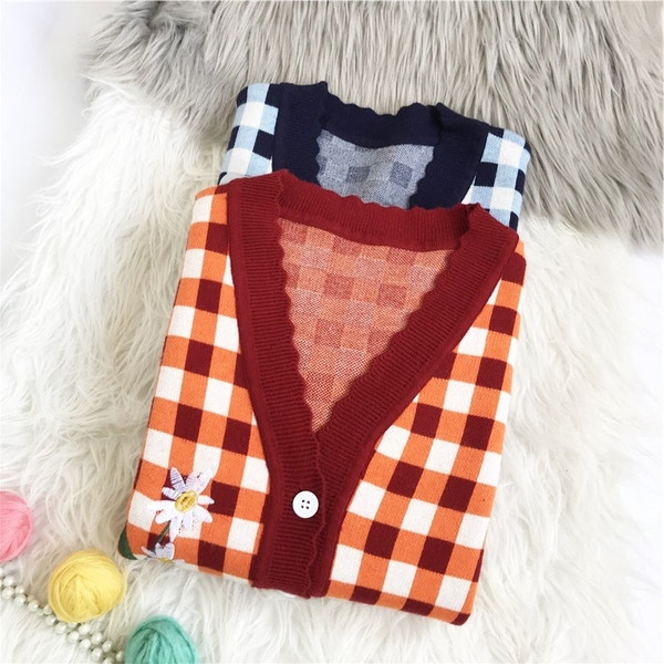 Дамска карирана жилетка с копчета -подходящ за зимата