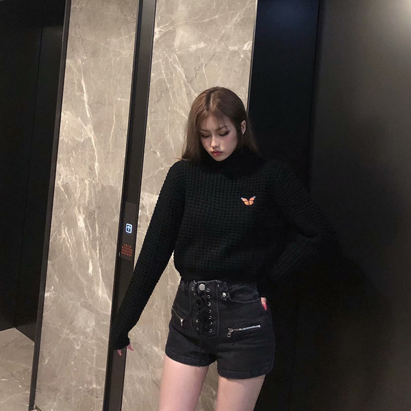 Κοντό πουλόβερ με απλικέ πεταλούδα