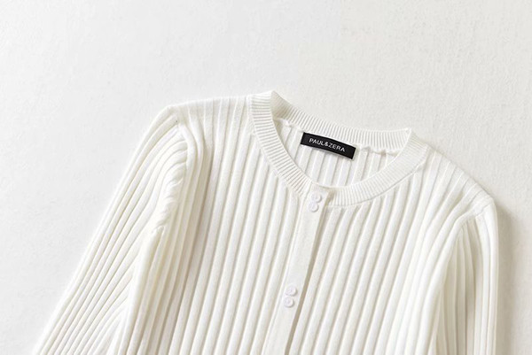 Õhuke nööpidega kardigan – liibuv mudel