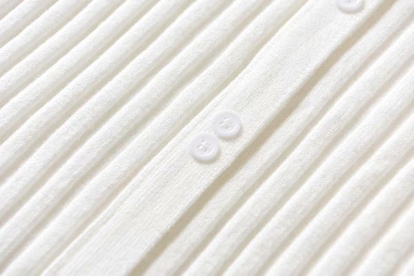 Õhuke nööpidega kardigan – liibuv mudel