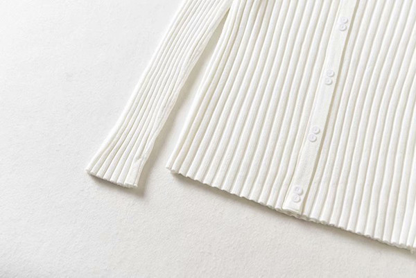 Õhuke nööpidega kardigan – liibuv mudel