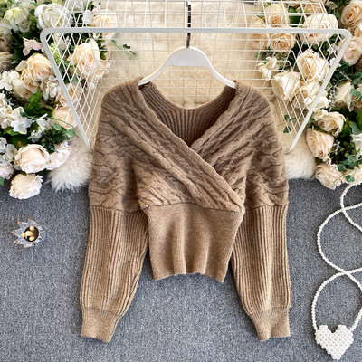 Ежедневен дамски пуловер с шпиц деколте и голи рамене