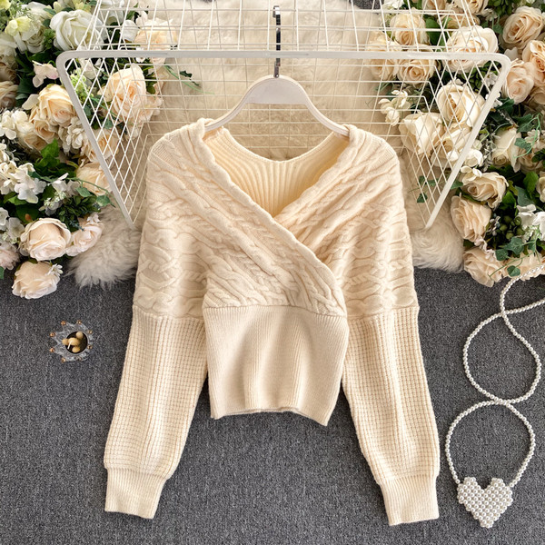 Ежедневен дамски пуловер с шпиц деколте и голи рамене