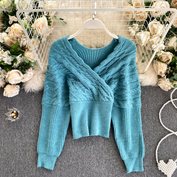 Ежедневен дамски пуловер с шпиц деколте и голи рамене