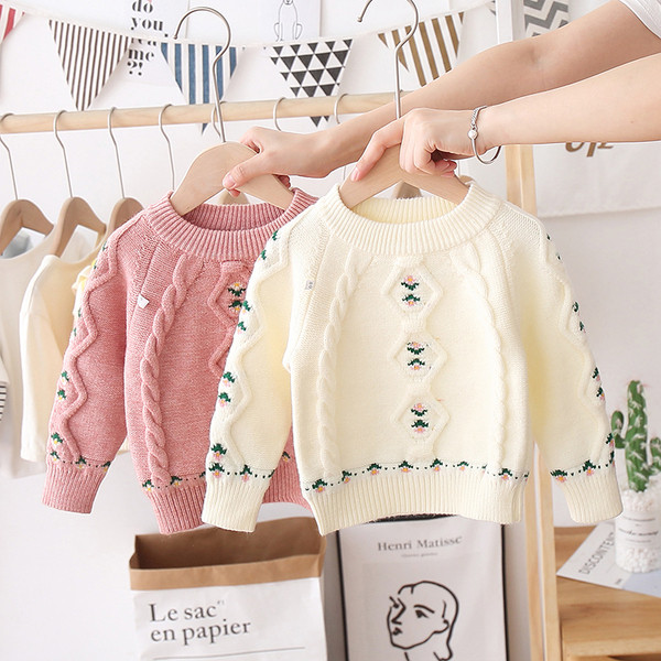 Модерен детски пуловер с обло деколте и бродерия 