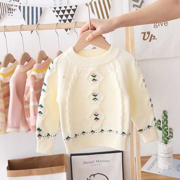 Модерен детски пуловер с обло деколте и бродерия 