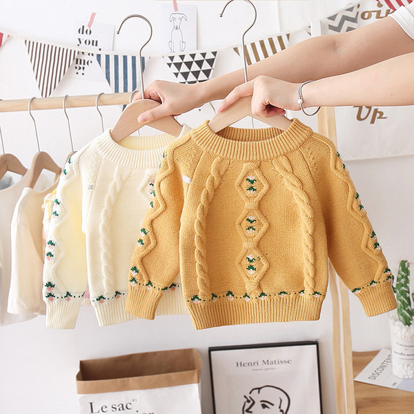 Модерен детски пуловер с обло деколте и бродерия 