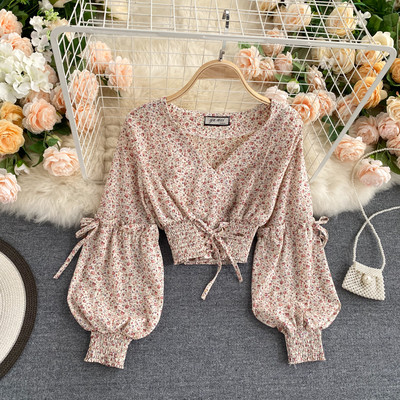 Κοντό γυναικείο κοντό πουκάμισο με λαιμόκοψη και λουλουδάτο μοτίβο