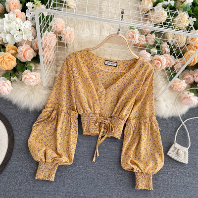 Κοντό γυναικείο κοντό πουκάμισο με λαιμόκοψη και λουλουδάτο μοτίβο