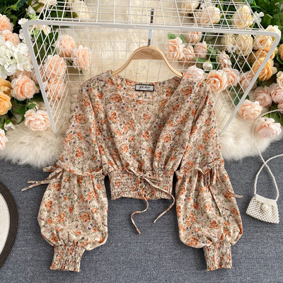 Κοντό γυναικείο κοντό πουκάμισο με λαιμόκοψη και λουλουδάτο μοτίβο