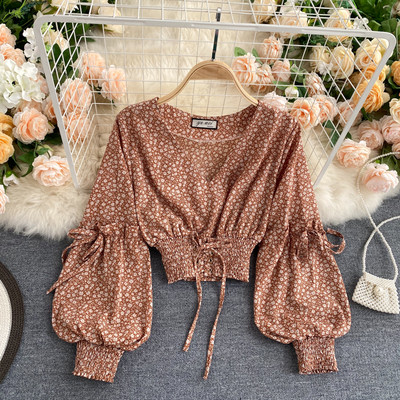 Κοντό γυναικείο κοντό πουκάμισο με λαιμόκοψη και λουλουδάτο μοτίβο