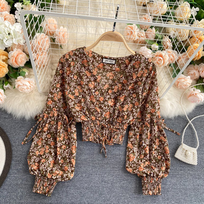 Κοντό γυναικείο κοντό πουκάμισο με λαιμόκοψη και λουλουδάτο μοτίβο