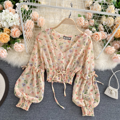 Κοντό γυναικείο κοντό πουκάμισο με λαιμόκοψη και λουλουδάτο μοτίβο